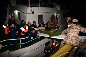 平潭海警局深夜跨海救援重伤船员