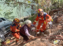 小车滑入河边陡坡  漳州消防紧急救援