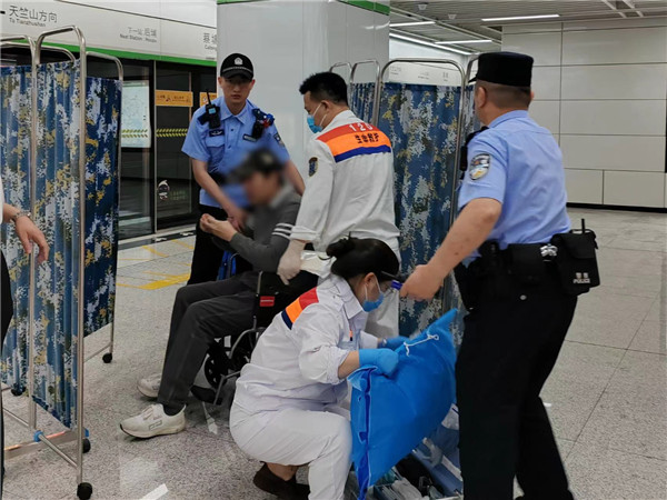 厦门：乘客地铁车厢内晕倒 民警紧急救助